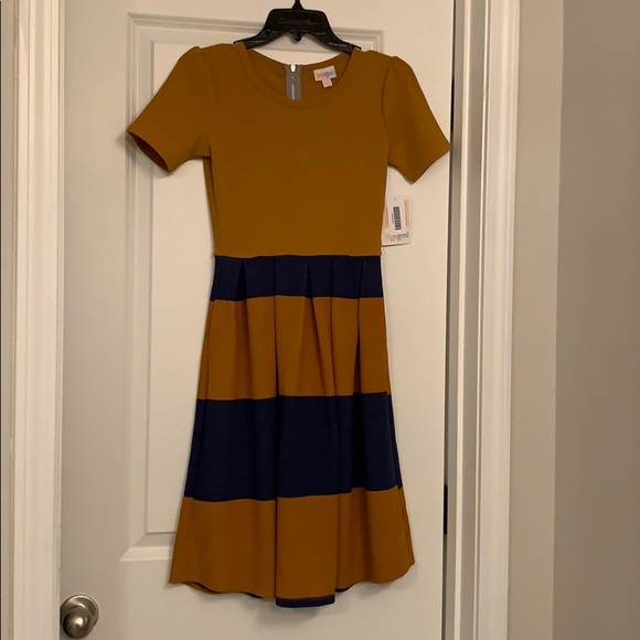 LuluRoe Amelia - Picture 1 of 3